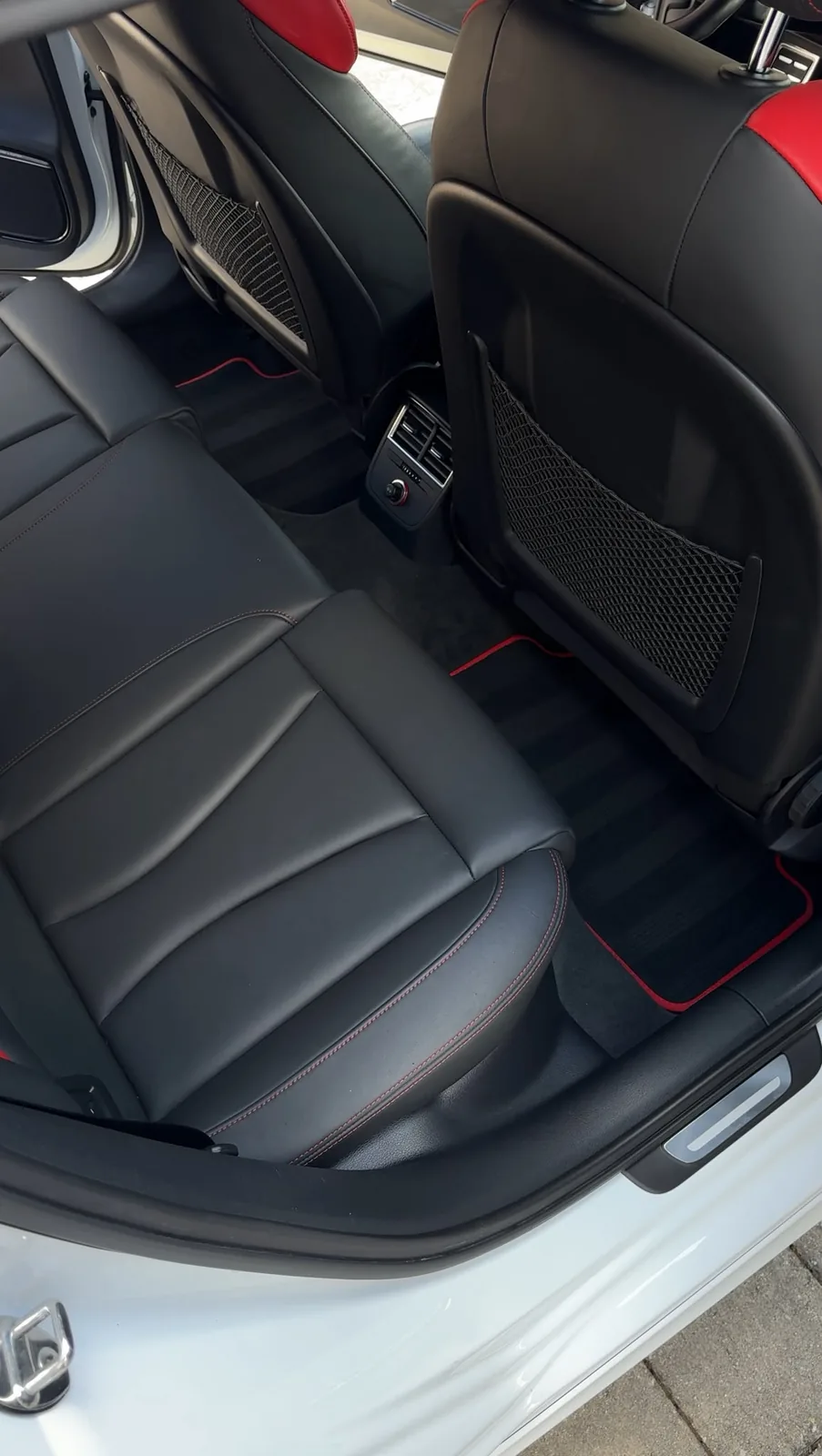 Sauberer Audi Rücksitzbereich mit Lederpflege