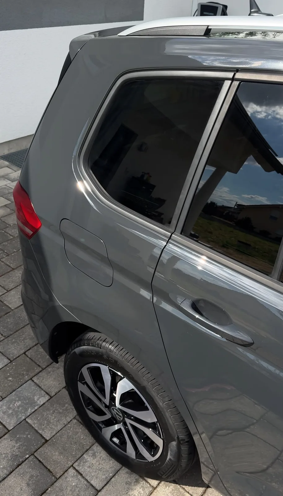 Glänzender Lack eines grauen Volkswagen