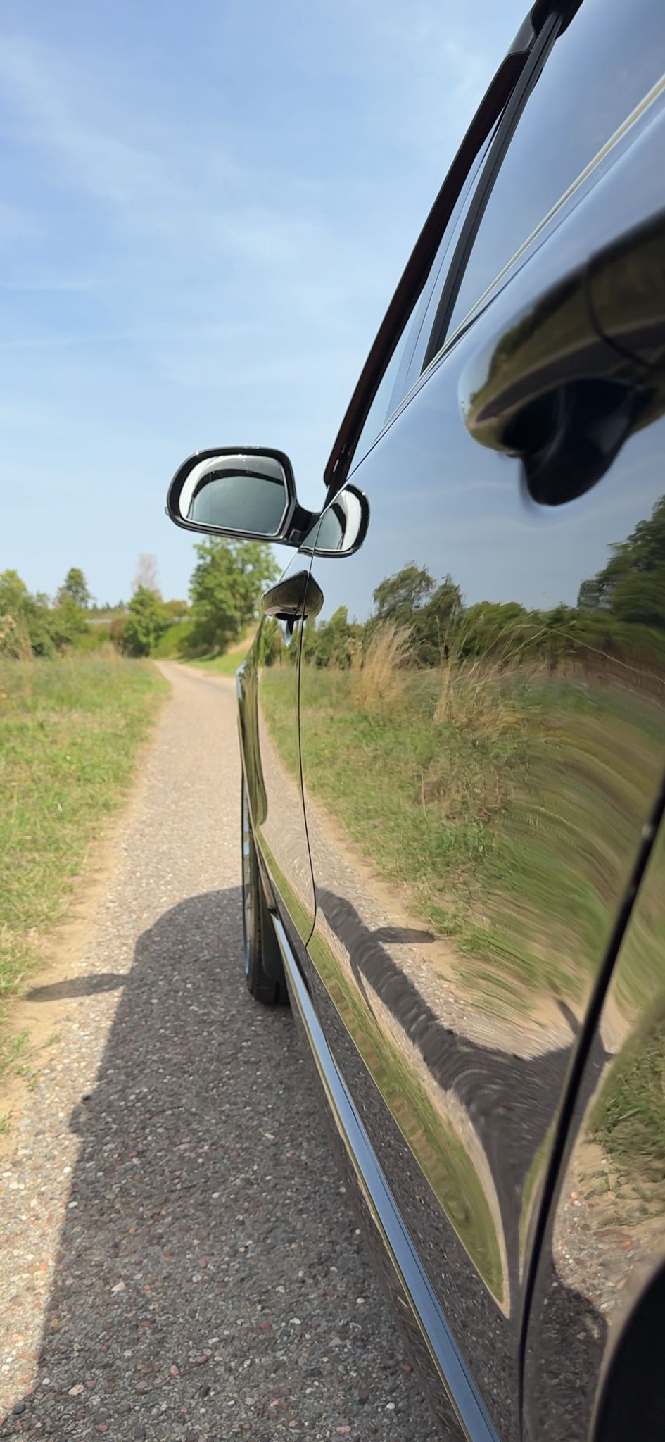 Glänzende Fahrzeugseite nach professioneller Lackkorrektur und Politur